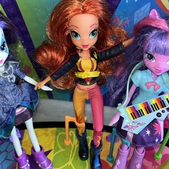 MLP My Little Pony Equestria Girls Rainbow Rocks Mane Event Stage With Dolls!