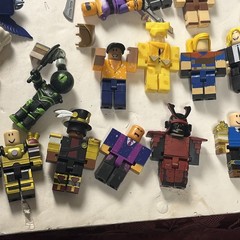 Huge! 50+ Roblox Action Figures & Accessories Collectors Carry Case – Mixed Lot
