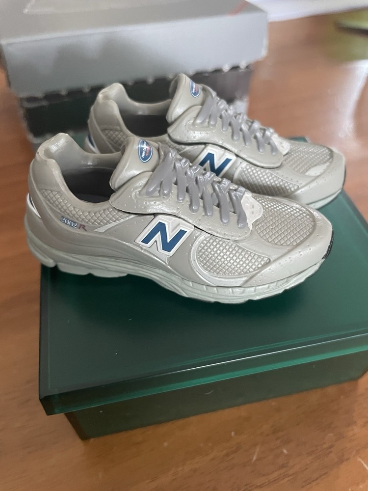 NEW! New balance x 7-11 mini model magnet 3″ 2002R HK