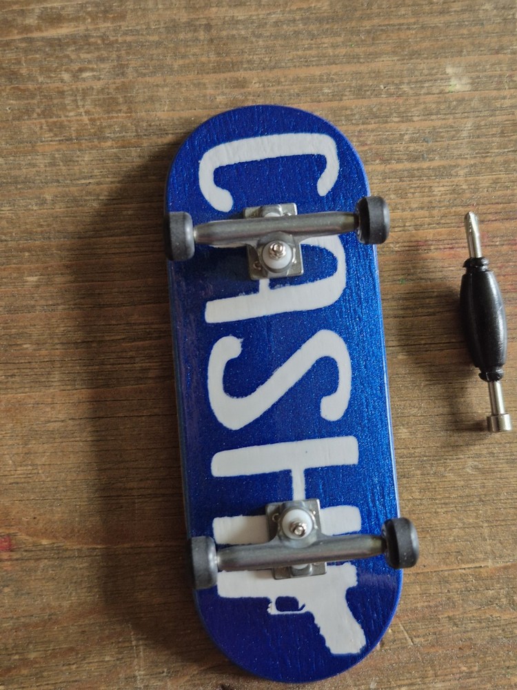 Cash Wood fingerboard complete with Urethane bearing wheels and foam grip