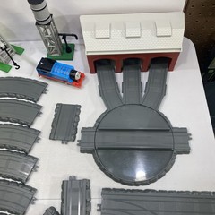 2001 ERTL Thomas The Train-Track-Turntable w/Shed-Crossing-Signals & More
