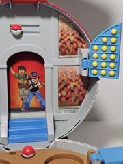 Pokemon Pokeball Gym Battle Arena Micro Playset Red Vintage 2009 Ash Brock Toy