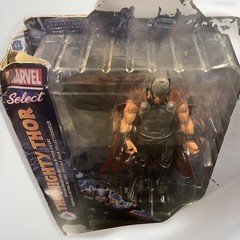 THE MIGHTY THOR Action Figure — Diamond Select Toys Disney Store Exclusive-2017