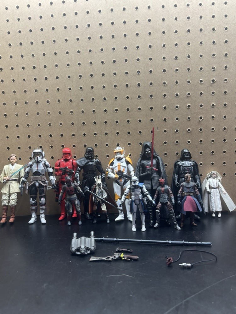 13 Star Wars figures ranging in size and origin see description for details!
