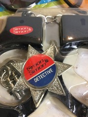 1983 Simon & Simon Action Set – badge handcuffs Gordy toys TV detective NIP New