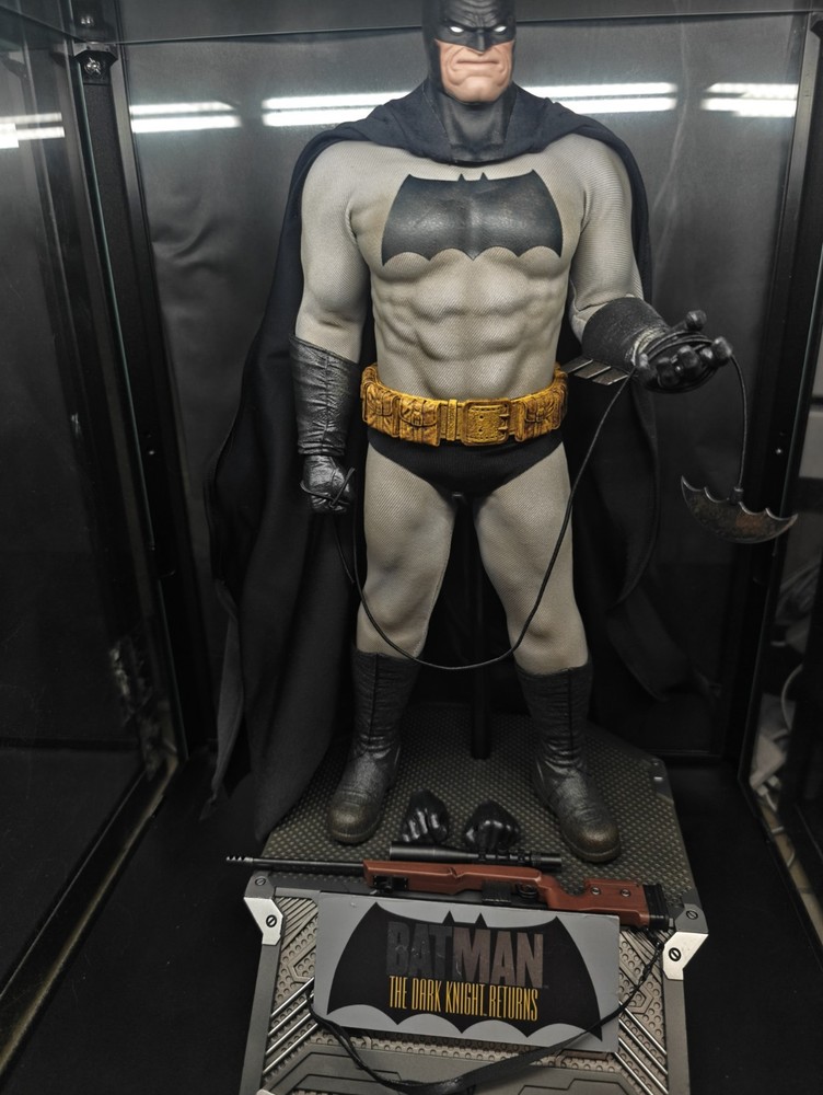 Hot Toys DC Comics The Dark Knight Returns Batman 1/6 Scale Figure CMS024 Loose