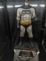 Hot Toys DC Comics The Dark Knight Returns Batman 1/6 Scale Figure CMS024 Loose