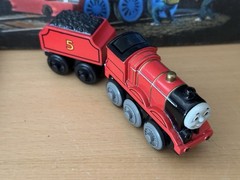 2002 Learning Curve Wooden/Diecast Thomas Train Battery Operated James!