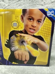 Batman DC Comics Ultimate Gauntlet Launcher w Lights And Sound 6 foam Darts
