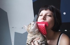 LICKI BRUSH – Glow In The Dark Silicon Rubber Pet Grooming Tongue Cat Brush