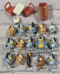 Bluey Playset, Golden Crown Restaurant Case & 15 Figures, Table, Chairs