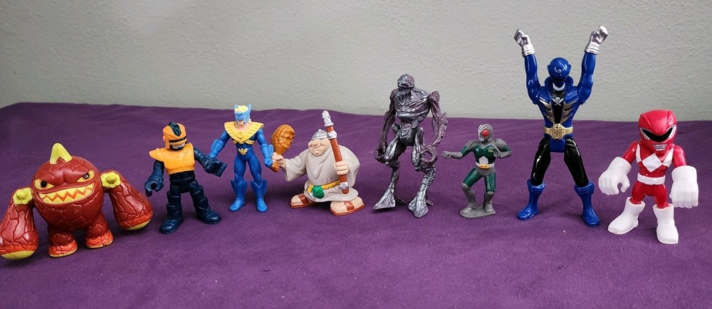 RANDOM LOT OF DIFFERENT ACTION FIGURES SEE PHOTOS FIGURES SHOW SIGN OF WEAR
