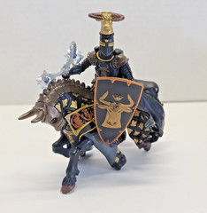 Papo Medieval Knight Action Figure Fantasy Cavalry Horse Bull Black Gold Ox Cow