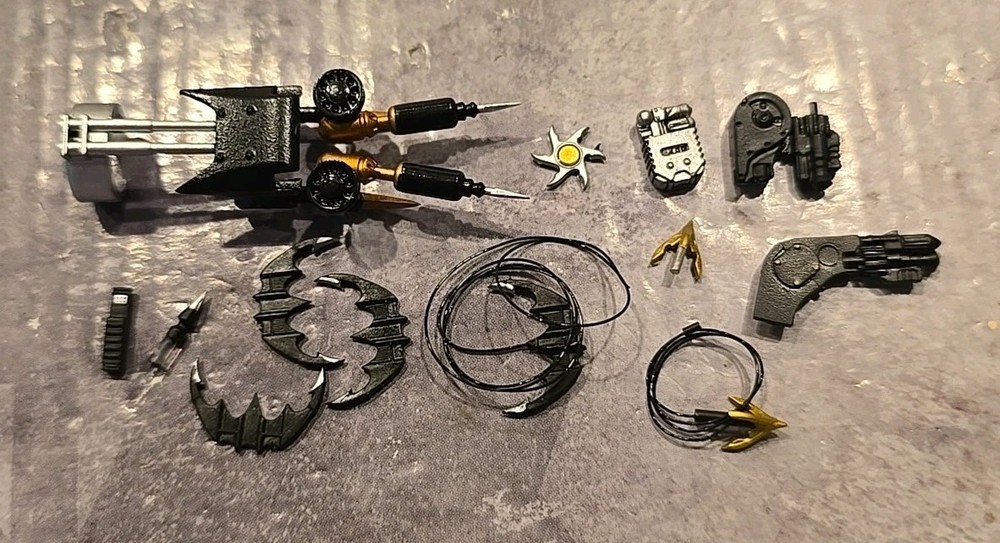 Mezco One:12 BUNDLE Batman 1989 Batarangs Grapnel Gun & Weapons Lot 1/12 Scale A