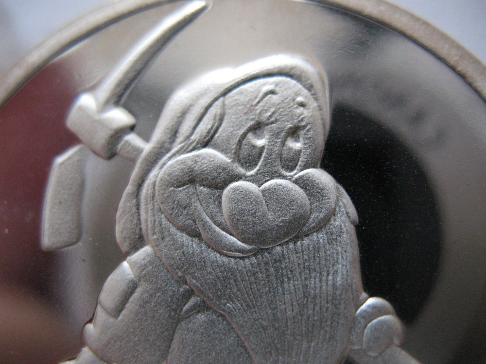 1 OZ .999 SILVER BASHFUL SNOW WHITE 7 DWARFS 50TH ANNIVERSARY DISNEY COIN +GOLD