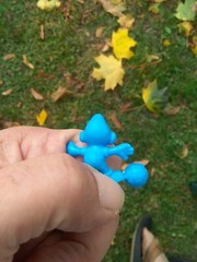 RARE OFFICIAL 1983 PEYO BLUE SMURF WITH SOCCER BALL MINI MICRO FIGURE TOY