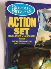 1983 Simon & Simon Action Set – badge handcuffs Gordy toys TV detective NIP New