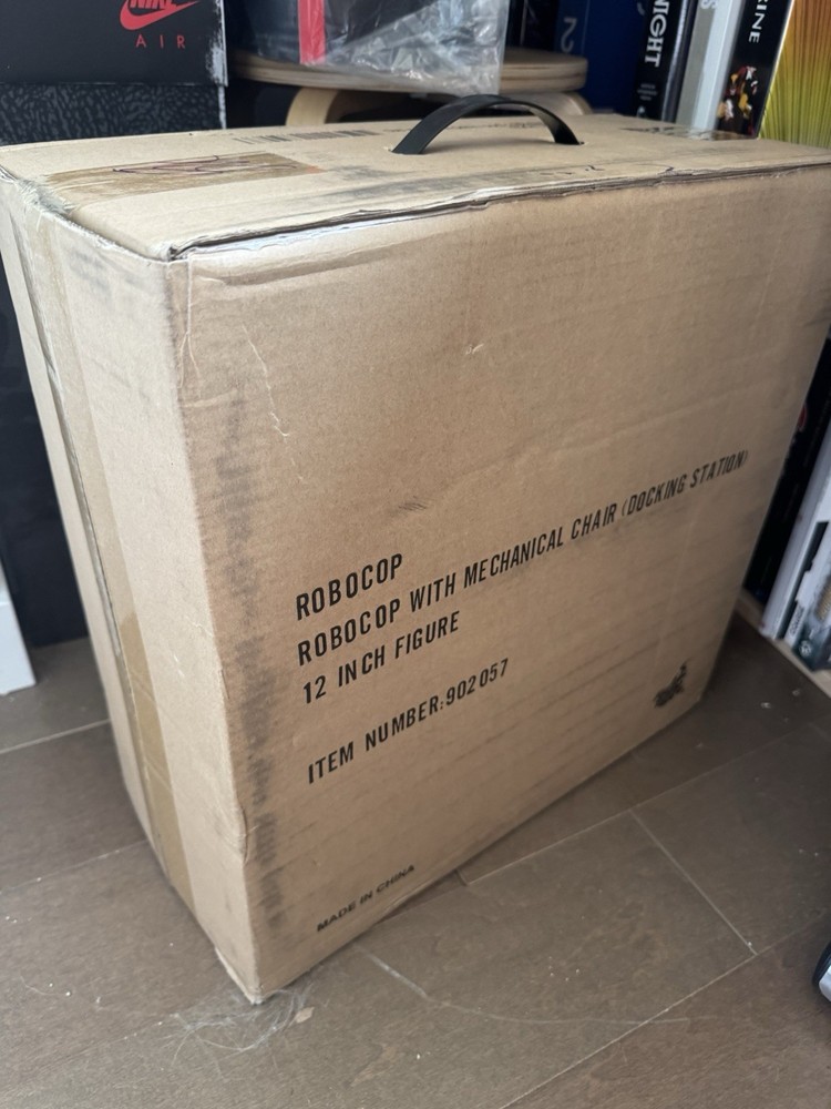 New Hot Toys MMS203 D05 Robocop Mechanical Chair Docking Station Brown Shipper