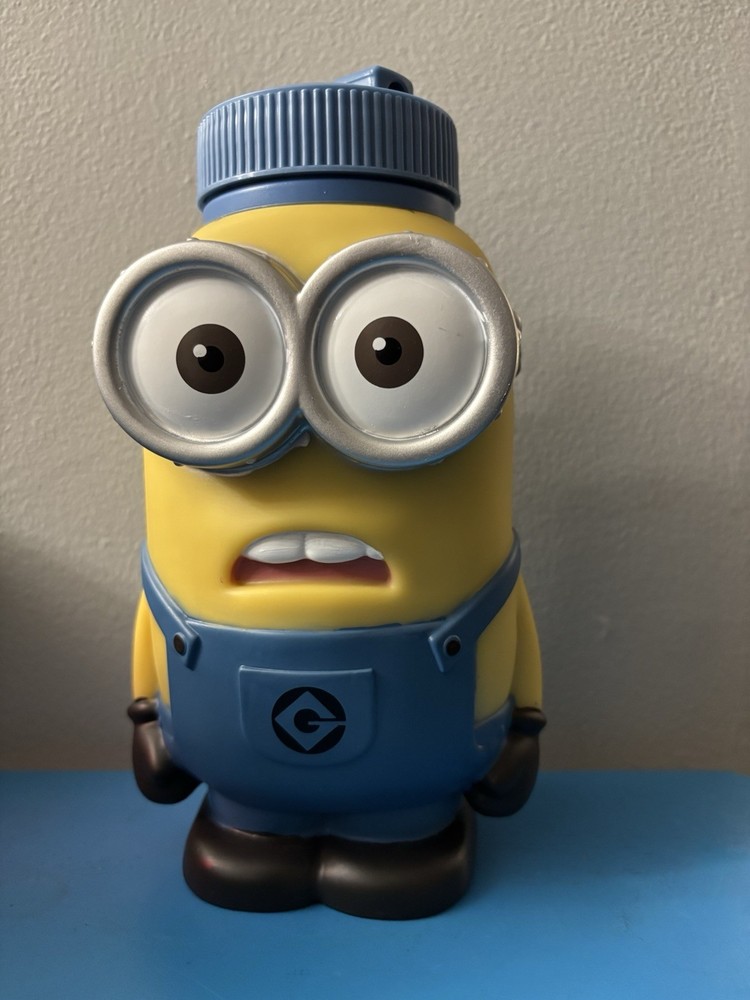Universal Studios Despicable Me Minion Mayhem Souvenir 32oz Water Bottle Thermos