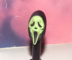SCREAM GHOSTFACE “GLOW-IN-THE-DARK” MASK ACTION FIGURE HEAD (NECA ULTIMATE)