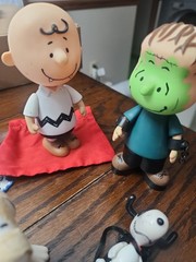 Peanuts Its The Great Pumpkin Charlie Brown Snoopy Linus Schroeder Figure Lot