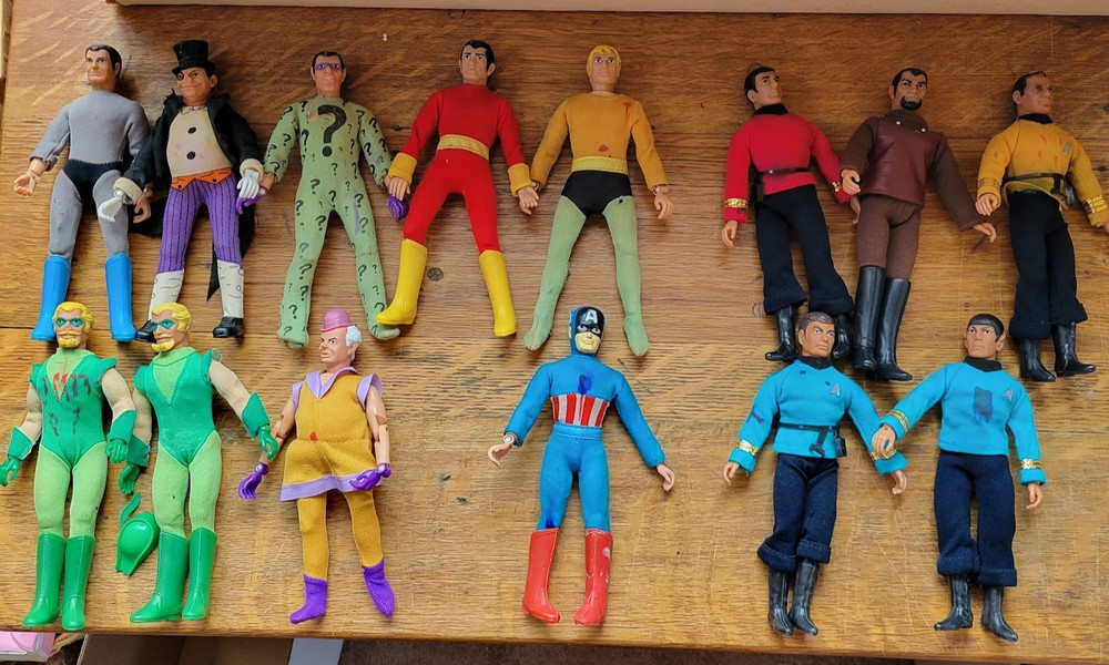 Lot of (14) vintage MEGO figures , solid bodies and accessories – DC, Star Trek+