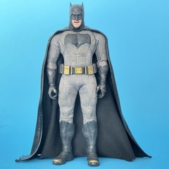 Mezco One:12 Collective Batman v Superman Batman Figure Wired Cape BvS 1:12