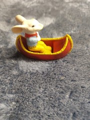 Stuart Little Figure in Red Canoe Boat With Paddle 2005 Sony 2″ Mini
