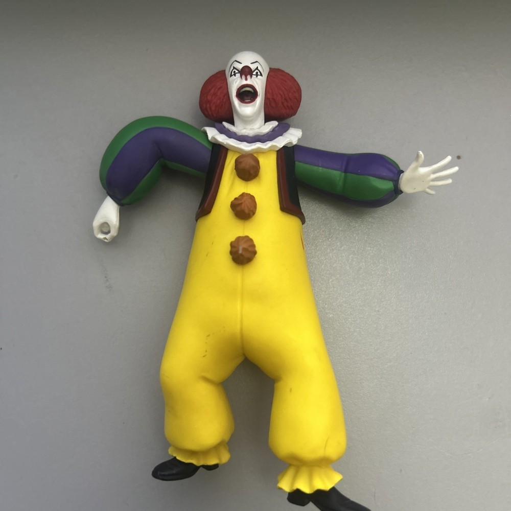 NECA It (1990) – Pennywise (Clothed) Action Figure