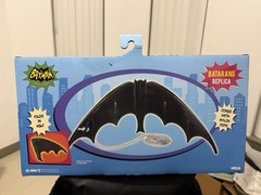 NECA Batman (1966 Classic TV Show Series) Replica – BATMAN Batarang Adam West