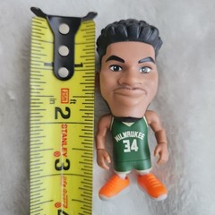 Zuru 5 Surprise NBA Ballers: Milwaukee Bucks – Giannis Antetakounmpo Figure