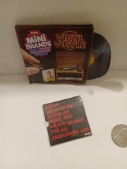 🎶 ZURU Mini Brands VINYL Series- *Common* LOLA YOUNG – Messy