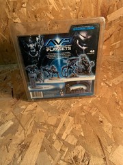 ALIEN VS PREDATOR: ALIEN QUEEN W/ BASE BRAND NEW NO YELLOWING ABSOLUTELY MINT