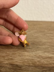 Jerry Mouse W/ Cake Tv Show Tom & Jerry Mini Under 1”Figure RARE PVC Toy