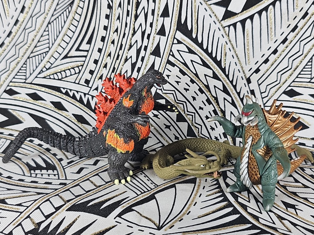 VINTAGE BURNING GODZILLA GIGAN & MANDA SNAKE DRAGON 2002 2.5″ FIGURES FREE F&H