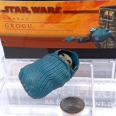 Hot Toys Star Wars 1/6 Mandalorian TMS043 Grogu action Figure Wrapped in Blanket