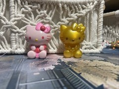 HELLO KITTY Set Of 2 Common Gold Sonic Hello Kitty And Friends Secret Scent Cafe