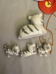 Puppy in my Pocket Jungle WHITE TIGER Figure + 3 Babies 2007 MEG