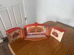 2018 Bluey Calypso’s School Playset Case Dollhouse. 12″ x 7″