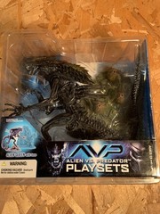 ALIEN VS PREDATOR: ALIEN QUEEN W/ BASE BRAND NEW NO YELLOWING ABSOLUTELY MINT