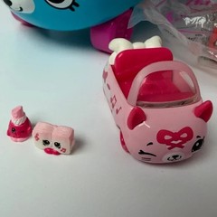 Shopkins Cupcake Truck Cutie Car Play n Display Collector’s Van with Car + Extra