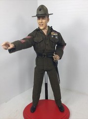 1/6 USMC MARINE GUNNERY SERGEANT R LEE ERMEY IN FULL DRESS GREENS SWORD & STAND