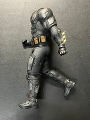 Hot Toys TMS085 Justice League Tactical Batman 1/6 Scale Bat Suit & Hand Set