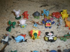 HUGE LOT OF 61 MINI POKEMON FIGURES (T125)