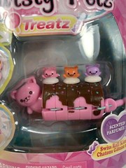 Twisty Petz Treatz Series 4 Swiss Roll Kittens Bracelet. Ages 4 and up.
