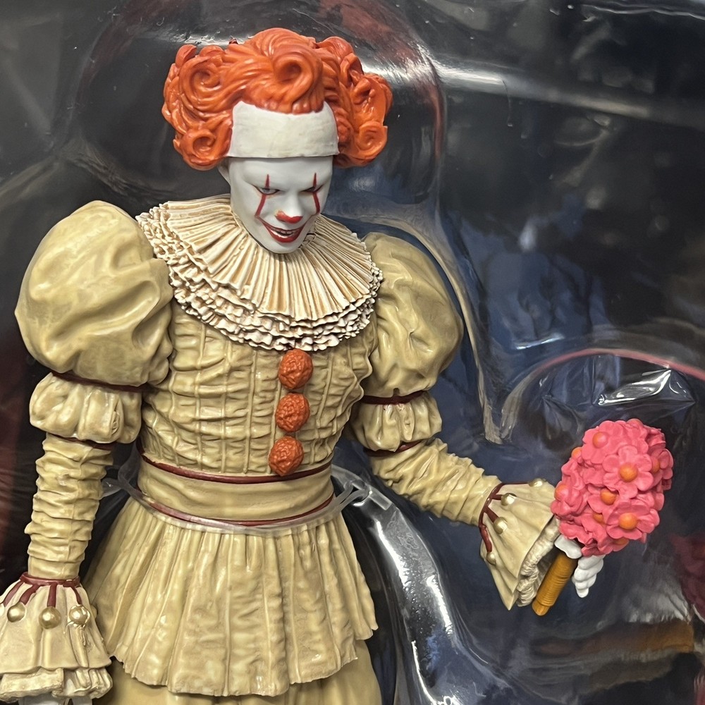 PENNYWISE Movie Maniacs IT Welcome To Derry Figure McFarlane Gold Label Sealed