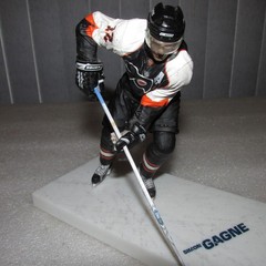 McFarlane 2007 Simon Gagne Philadelphia Flyers NHL series 16 variant (open)