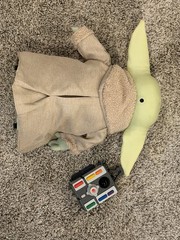 Star Wars The Child Grogu (Baby Yoda) Action Figure w/ Tan Robe & Remote