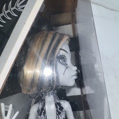Monster High 2011 Frankie . Possible Accessories Missing? Light Box Wear