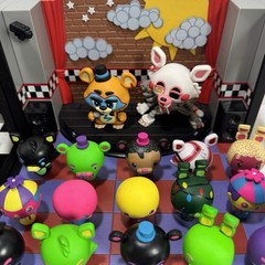 Five Nights at Freddy’s FNAF Figure Lot Diorama & Mini Figures Bundle Toy Set